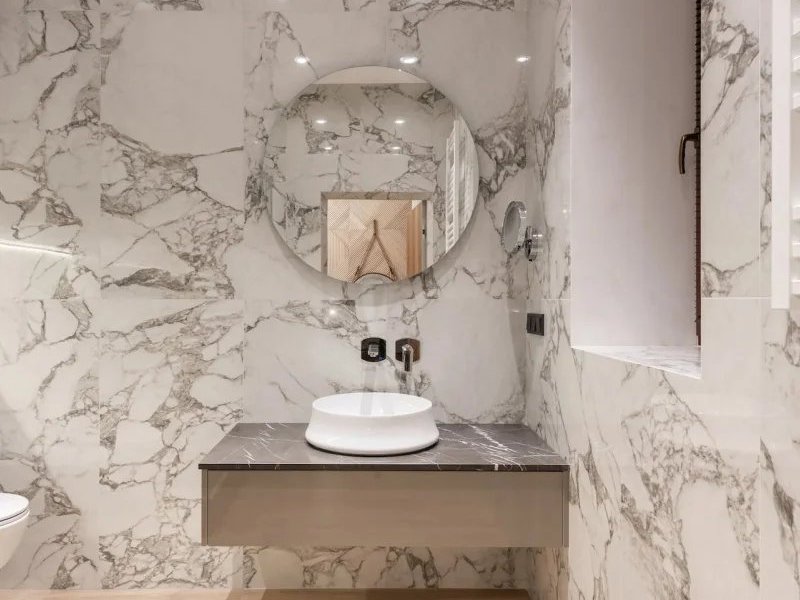 Marble tile walls in a modern bathroom