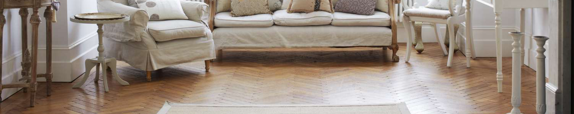 An Eye-enchanting Hall Room with Laminate Flooring